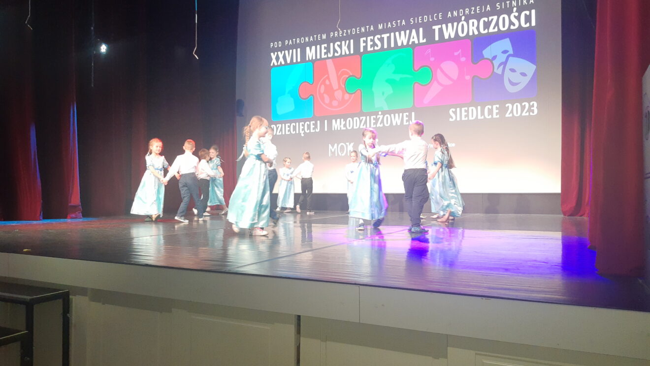 dzieci tańczą poloneza na Festiwalu Twórczości Dziecięcej
