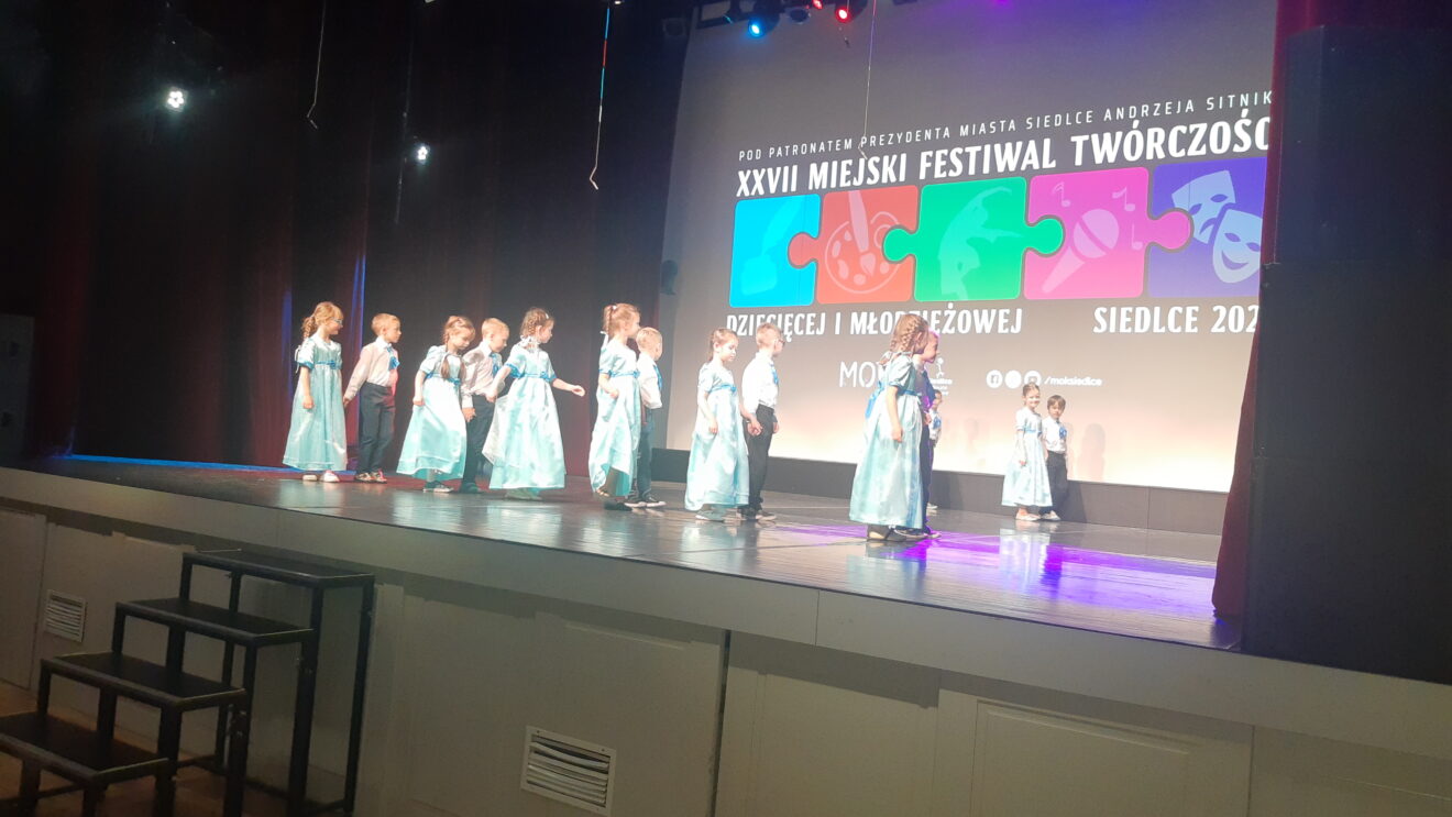 dzieci tańczą poloneza na Festiwalu Twórczości Dziecięcej