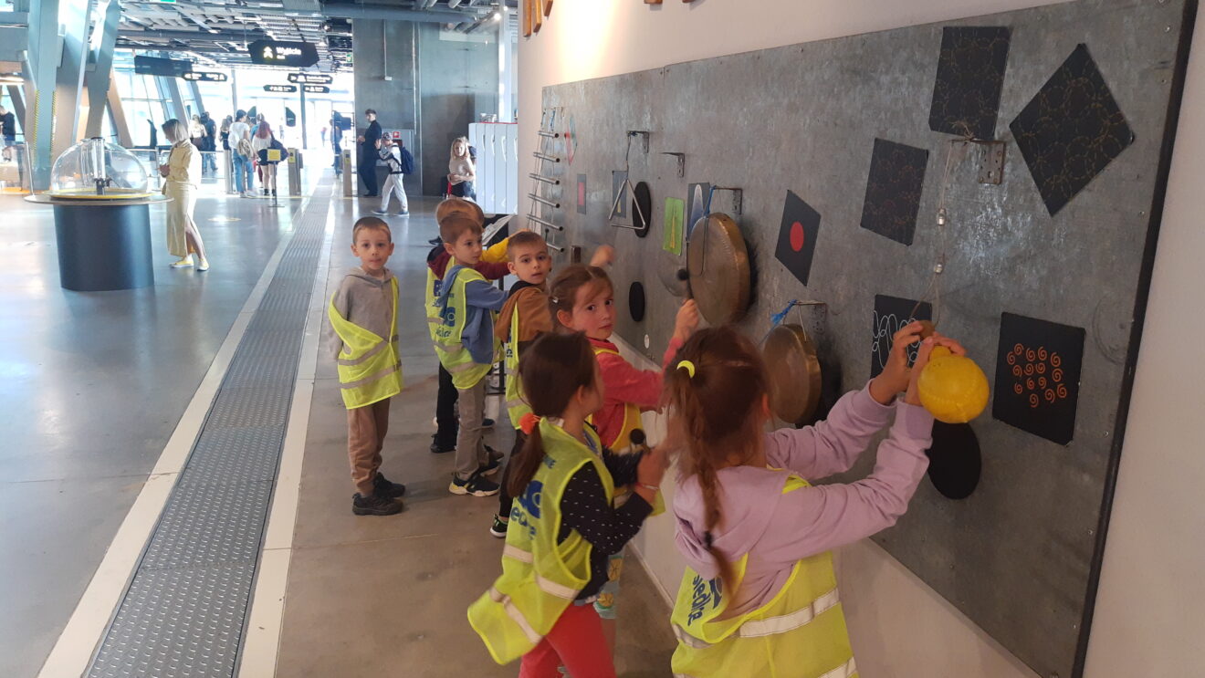 Dzieci oglądają wystawy stałe w Centrum Nauki Kopernik