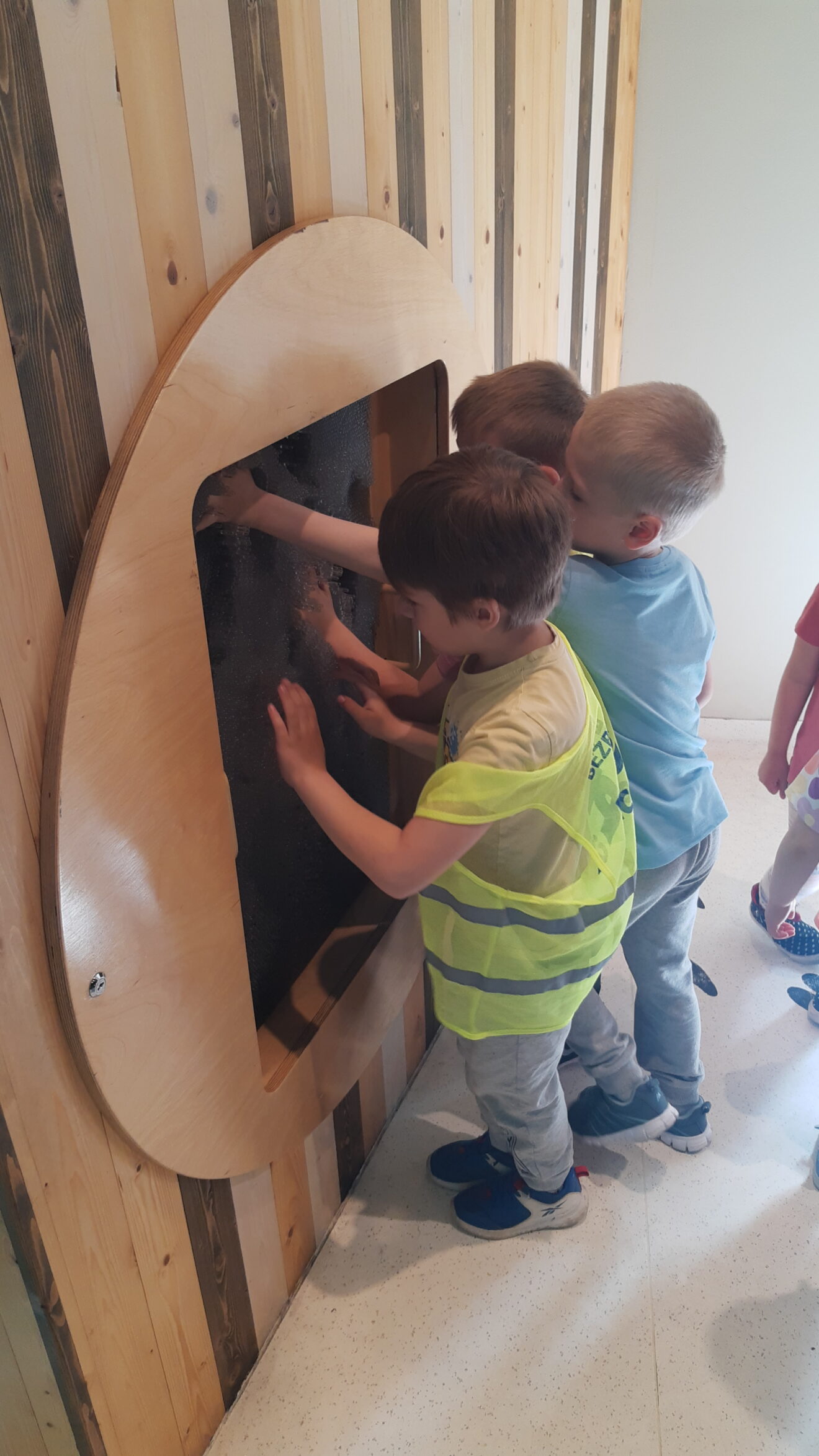 Dzieci bawią się w sali Bzz w Centrum Nauki Kopernik