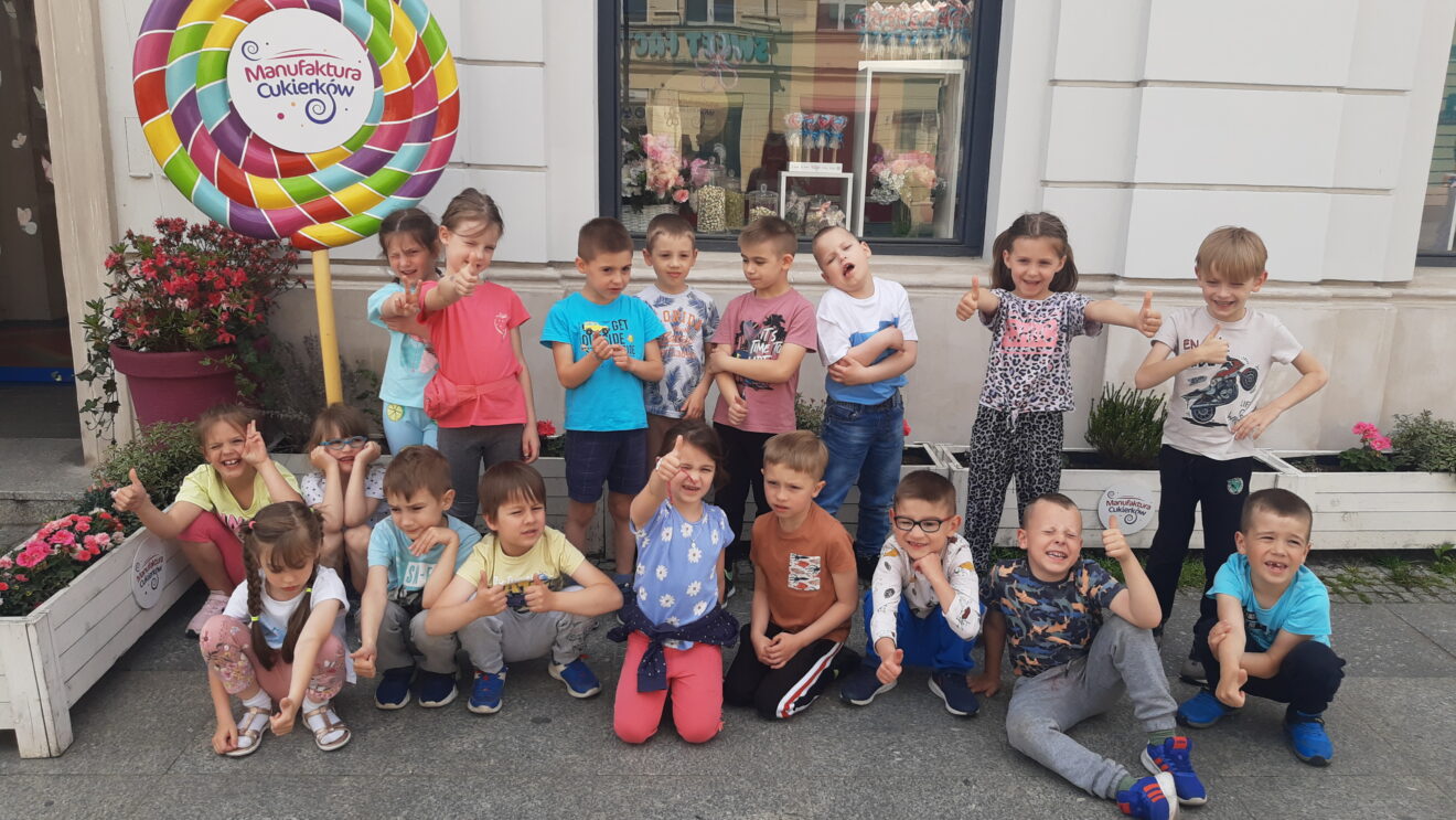 Przedszkolaki przed Manufakturą Cukierków w Warszawie