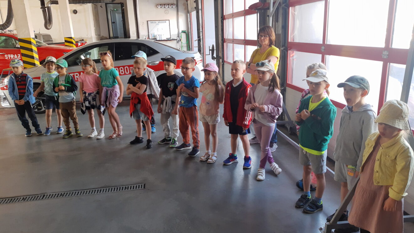 Dzieci poznają pracę strażaka