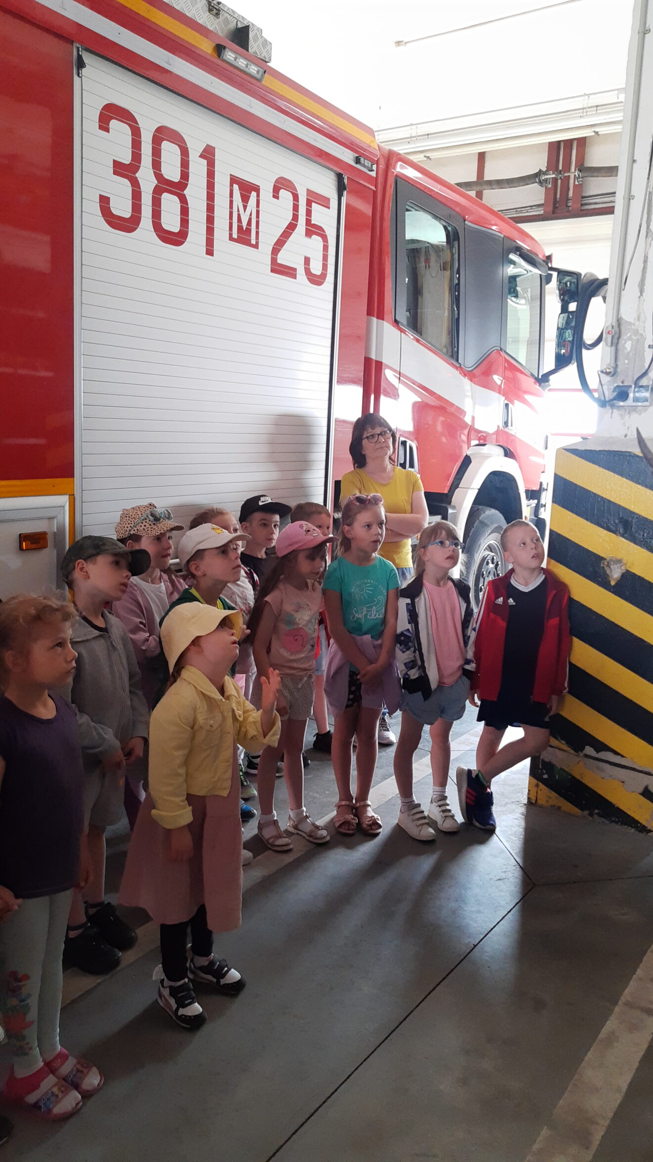 Dzieci oglądają wozy strażackie